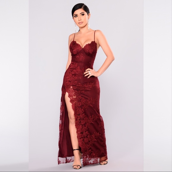 Long burgundy dress with slit done the leg - Picture 1 of 3